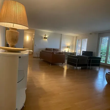 Centrally Located, Spacious Modern 아파트