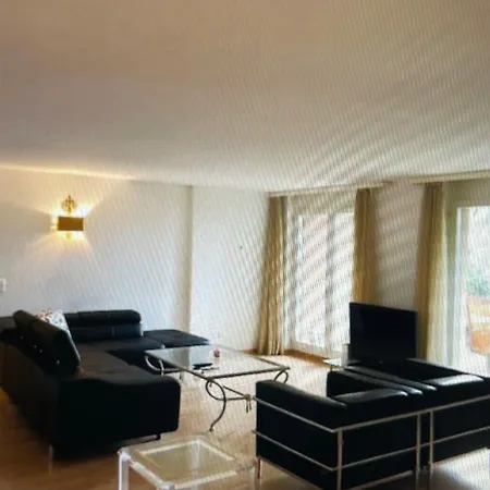 Centrally Located, Spacious Modern דירה ציריך