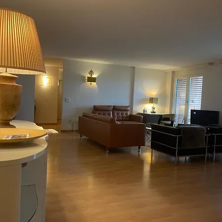 Centrally Located, Spacious Modern Apartamento